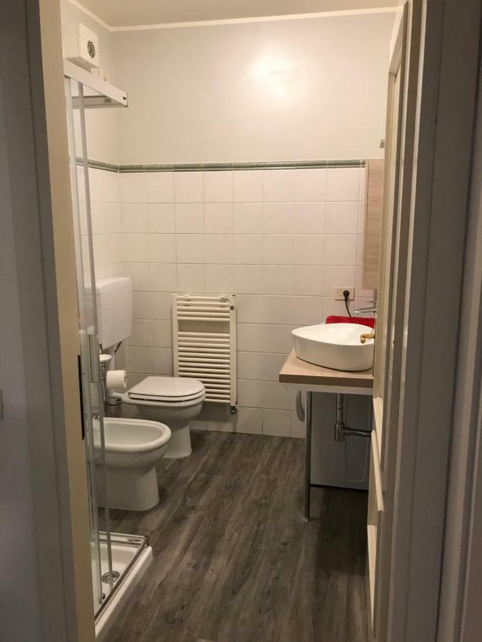 Grazioso Bilocale Metro/Centro Apartment Brescia Bagian luar foto